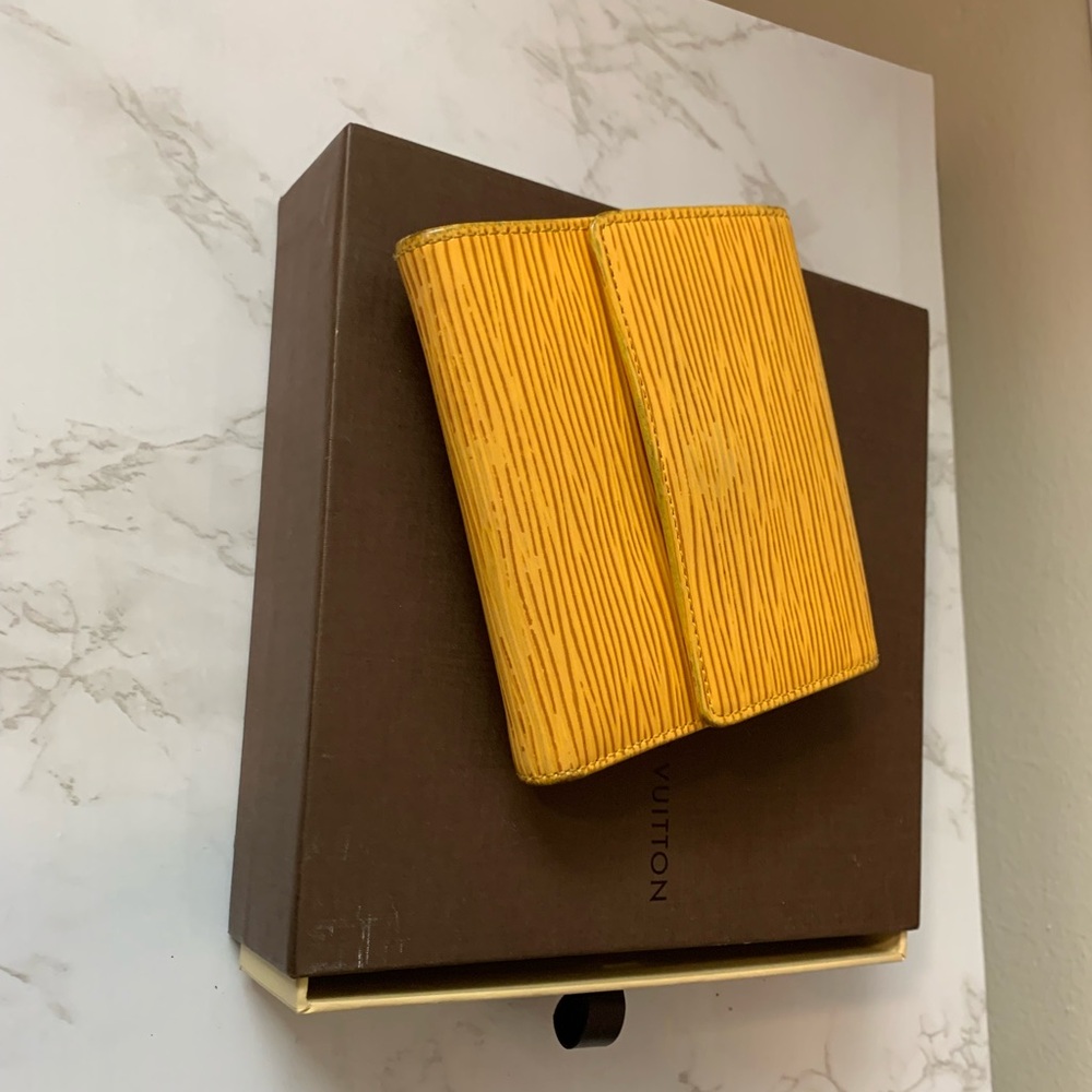 Louis Vuitton Leather Buckle wallet